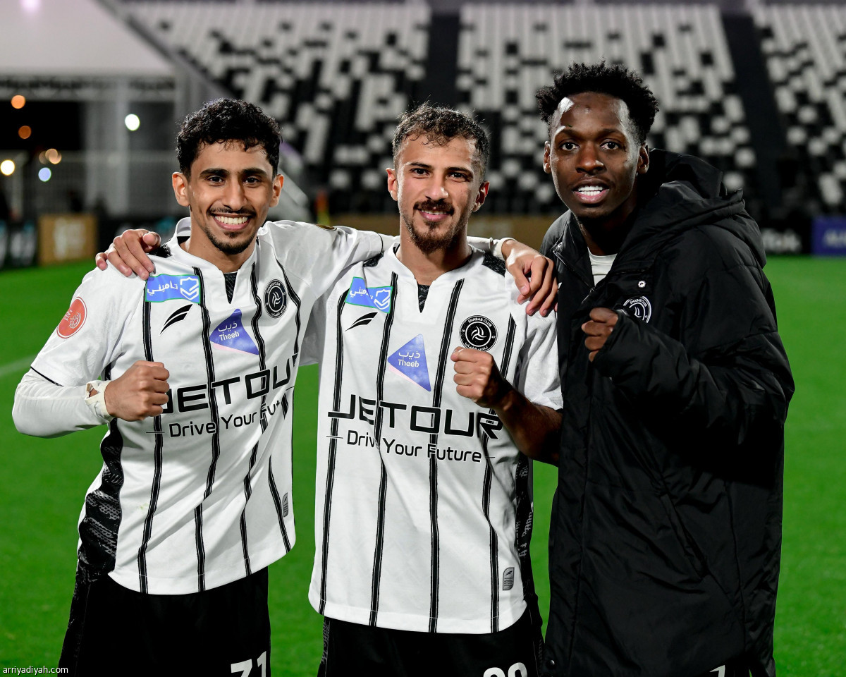 الليوث تفترس